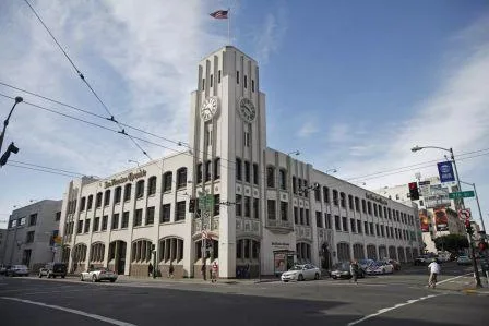 «Здание «San Francisco Chronicle» на перекрёстке Mission St. и 5-й стрит в Сан Франциско»